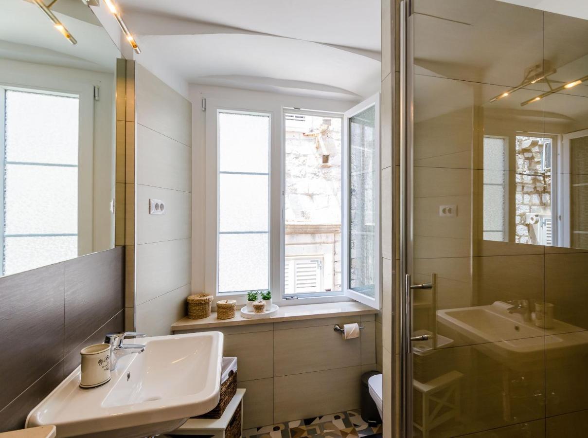 Midtown Apartment *